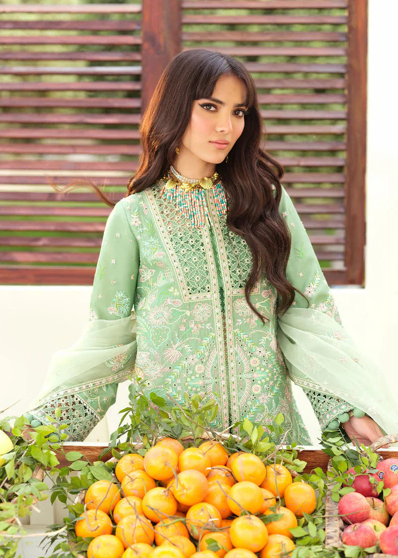 How to Style an Embroidered Luxury Lawn Outfit for Western Occasions