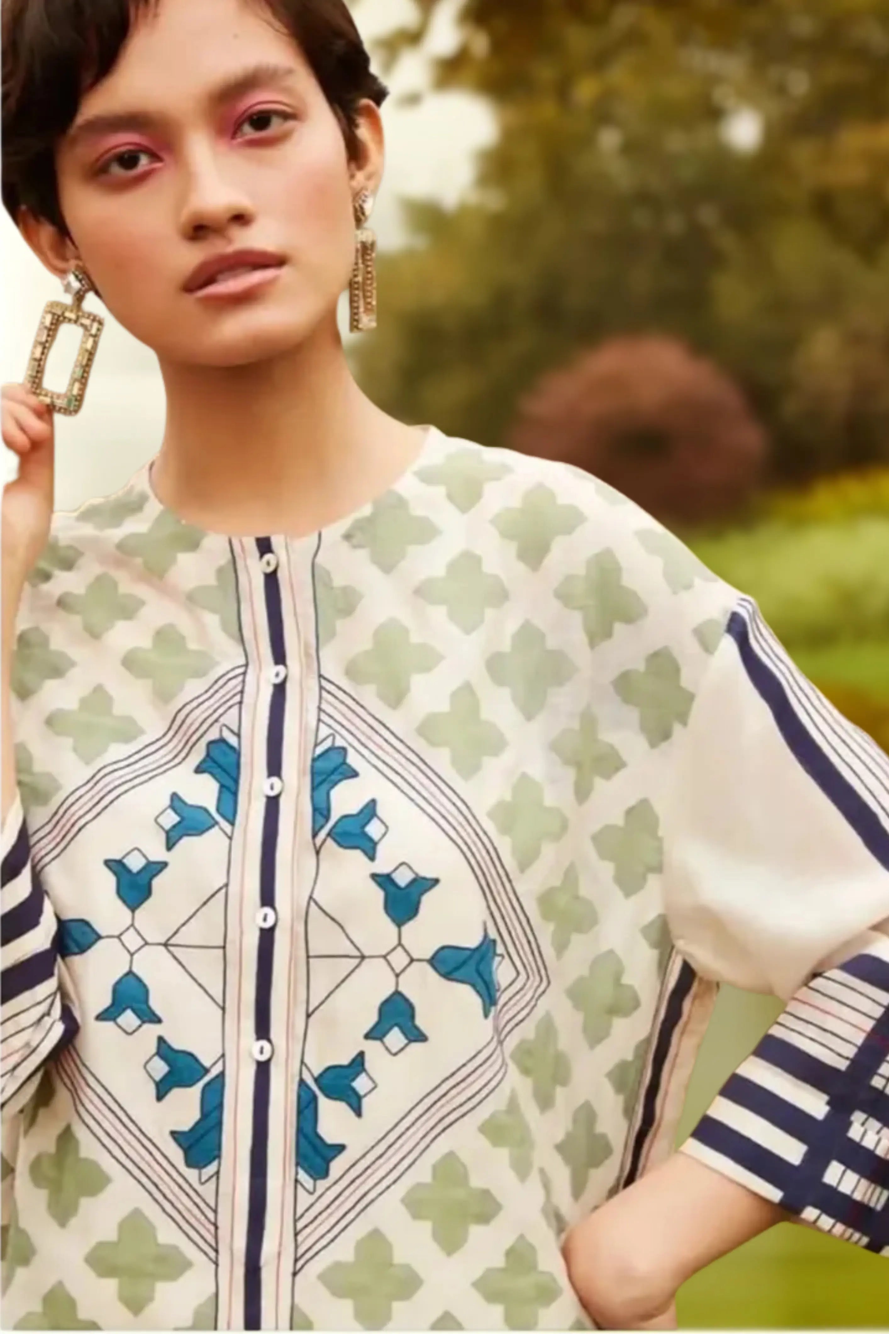 BEAUTIFUL WOMAN WEARING TRIANGULAR PATTERN SHIRT