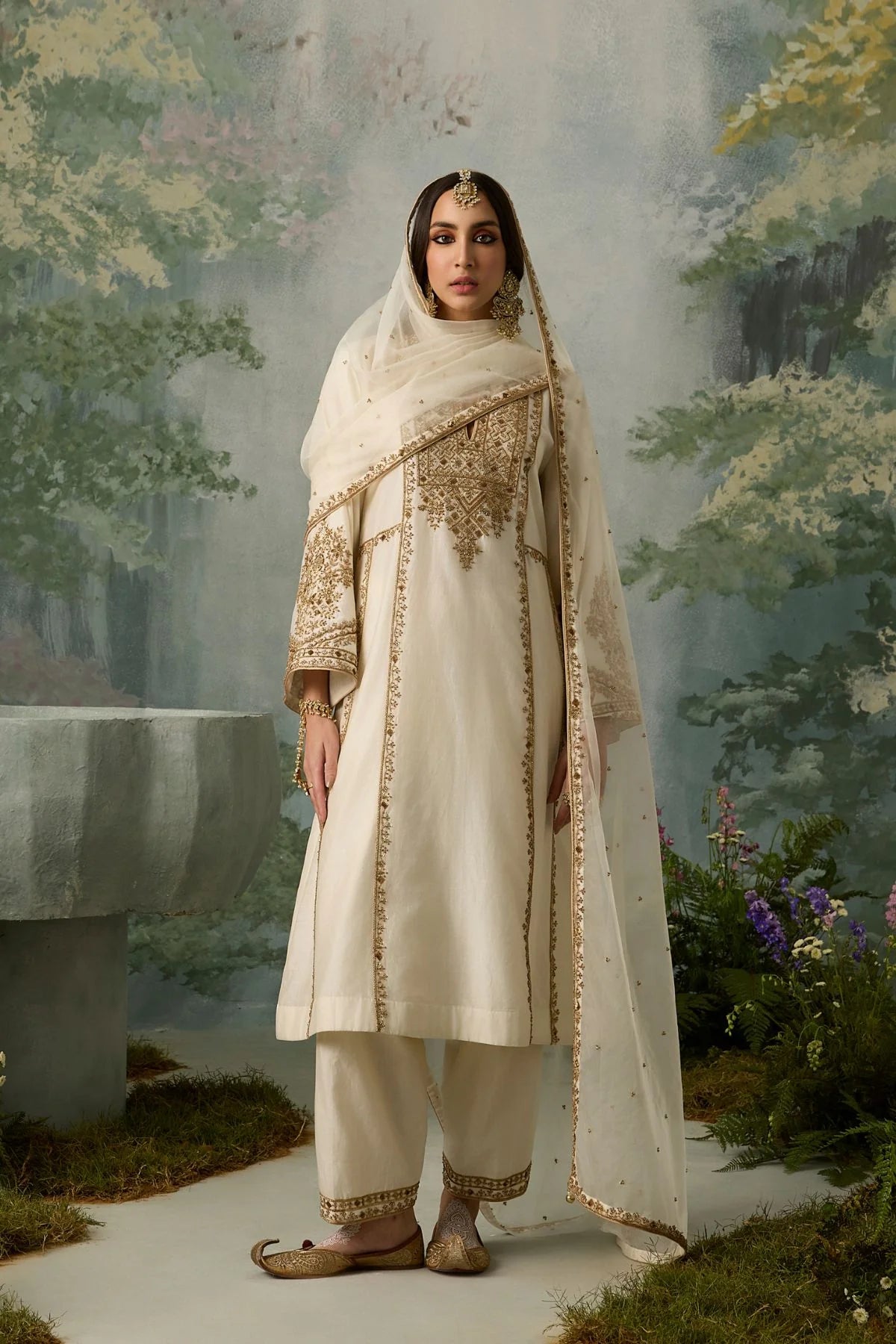 soraya-traditional-slit-neckline-with-subtle-gold-aari-and-sitara-embroidery-ayra
