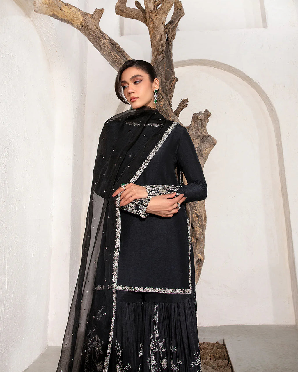 ciar-intricate-kundan-naqshi-dabka-handwork-details-on-black-raw-silk-sleeves-ayra