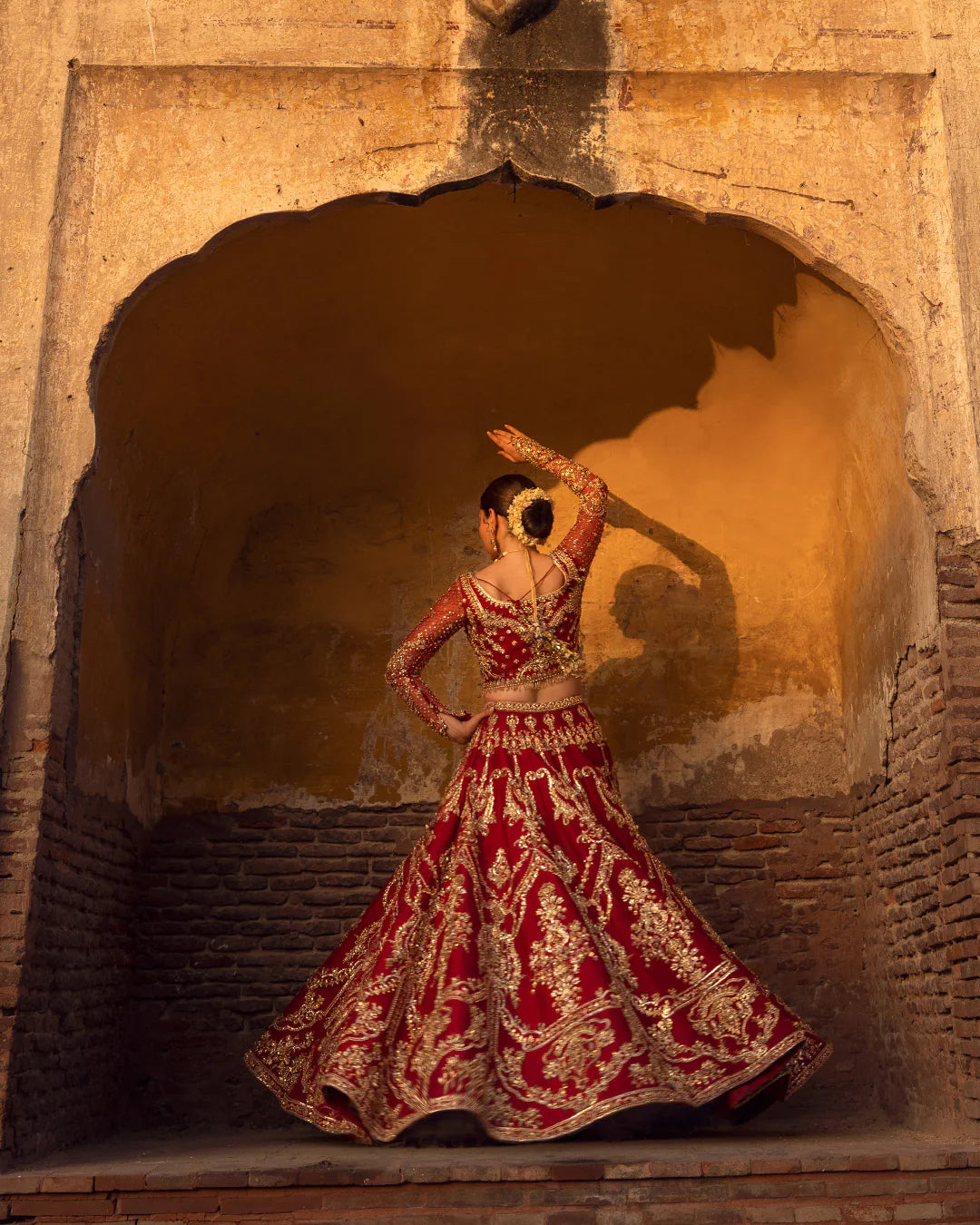 arusa-raw-silk-lehenga-choli-back-panels-exhibiting-brimming-floral-vases-ayra