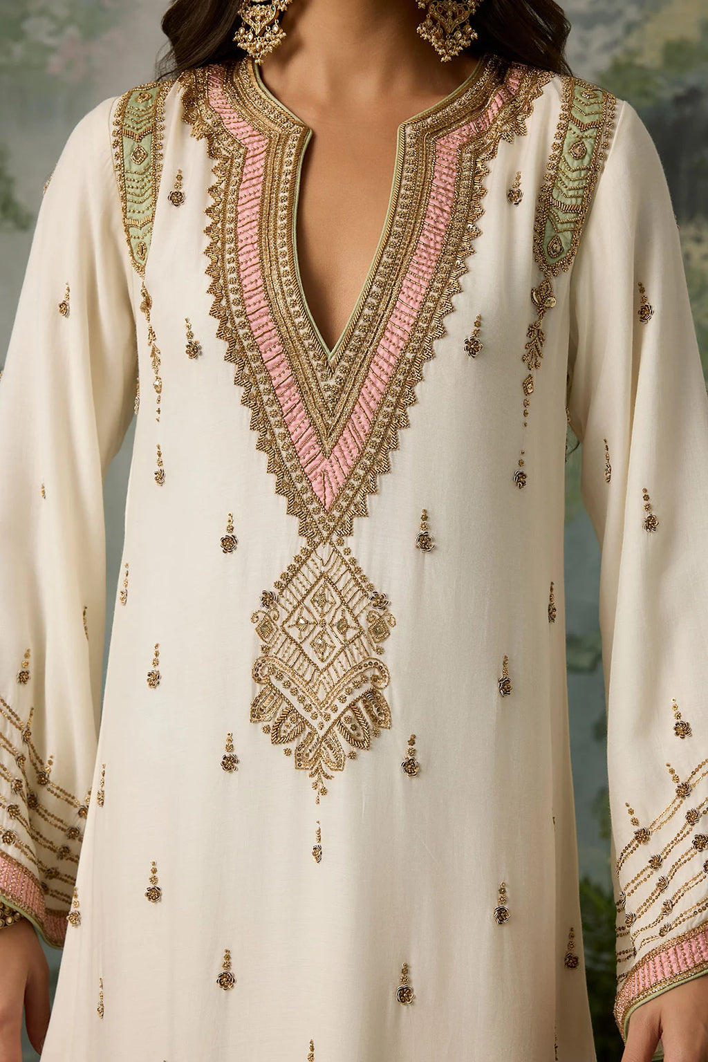 zariyah-detailed-handworked-aari-threadwork-zari-and-beadwork-on-neckline-ayra