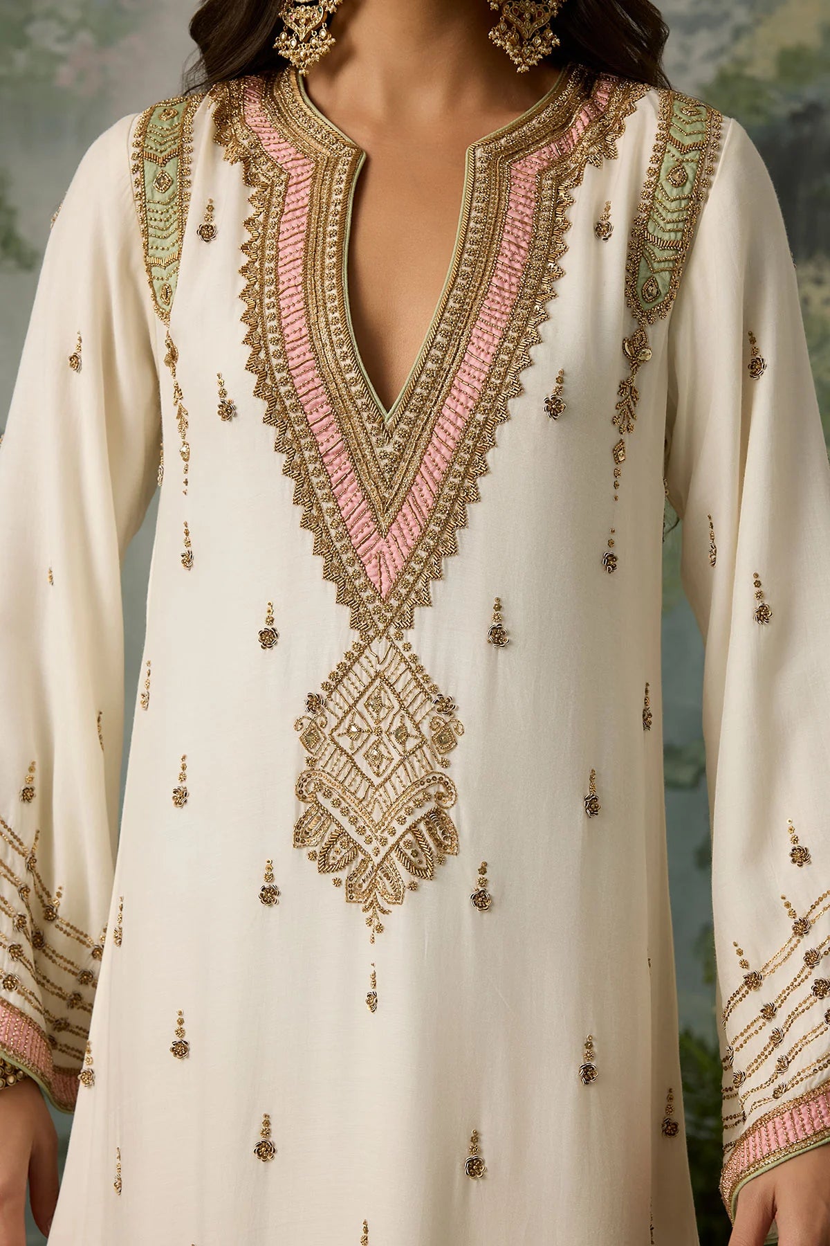 zariyah-detailed-handworked-aari-threadwork-zari-and-beadwork-on-neckline-ayra