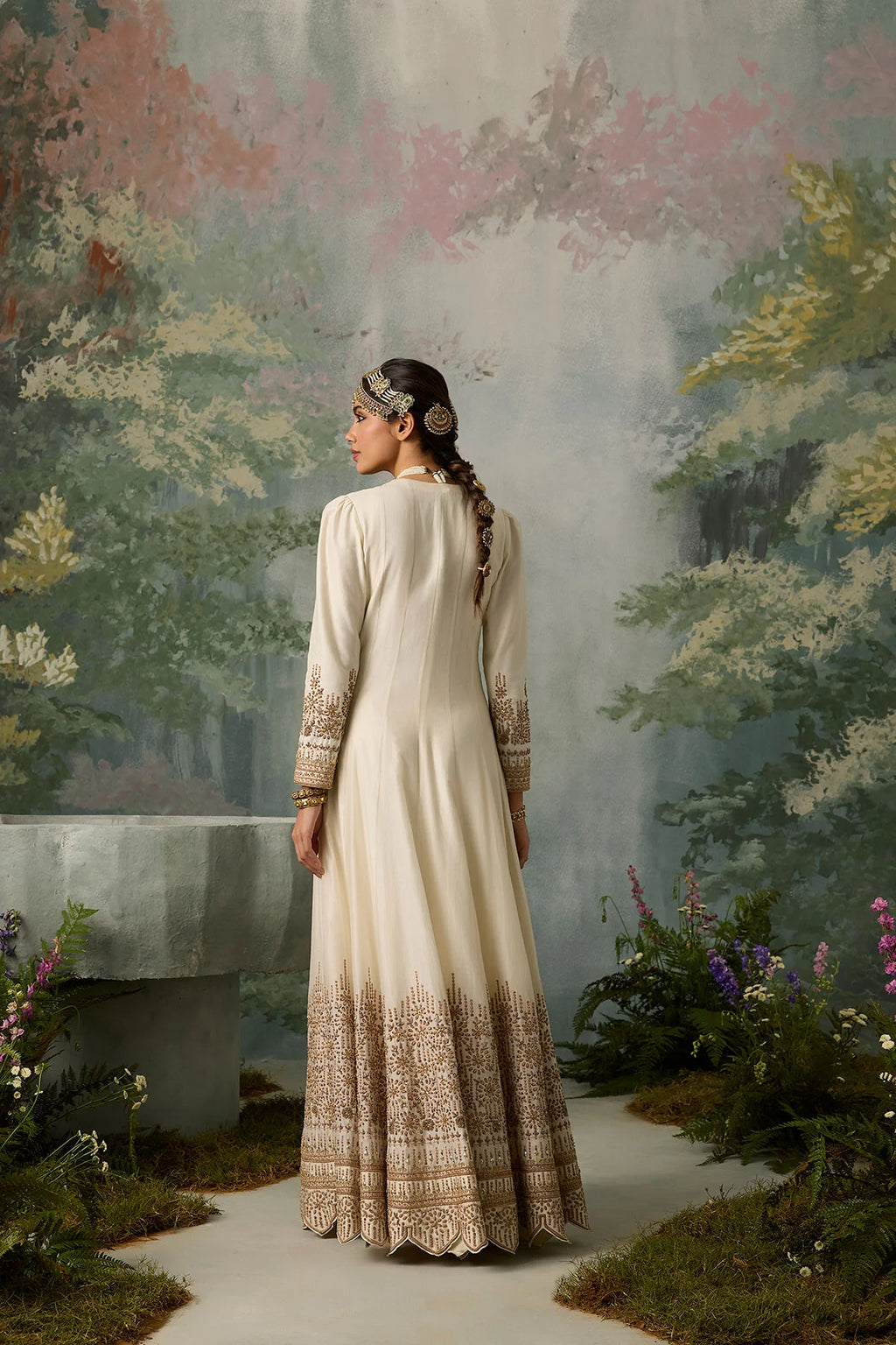 amaya-antique-gold-architectural-handwork-on-scalloped-anarkali-hemline-ayra