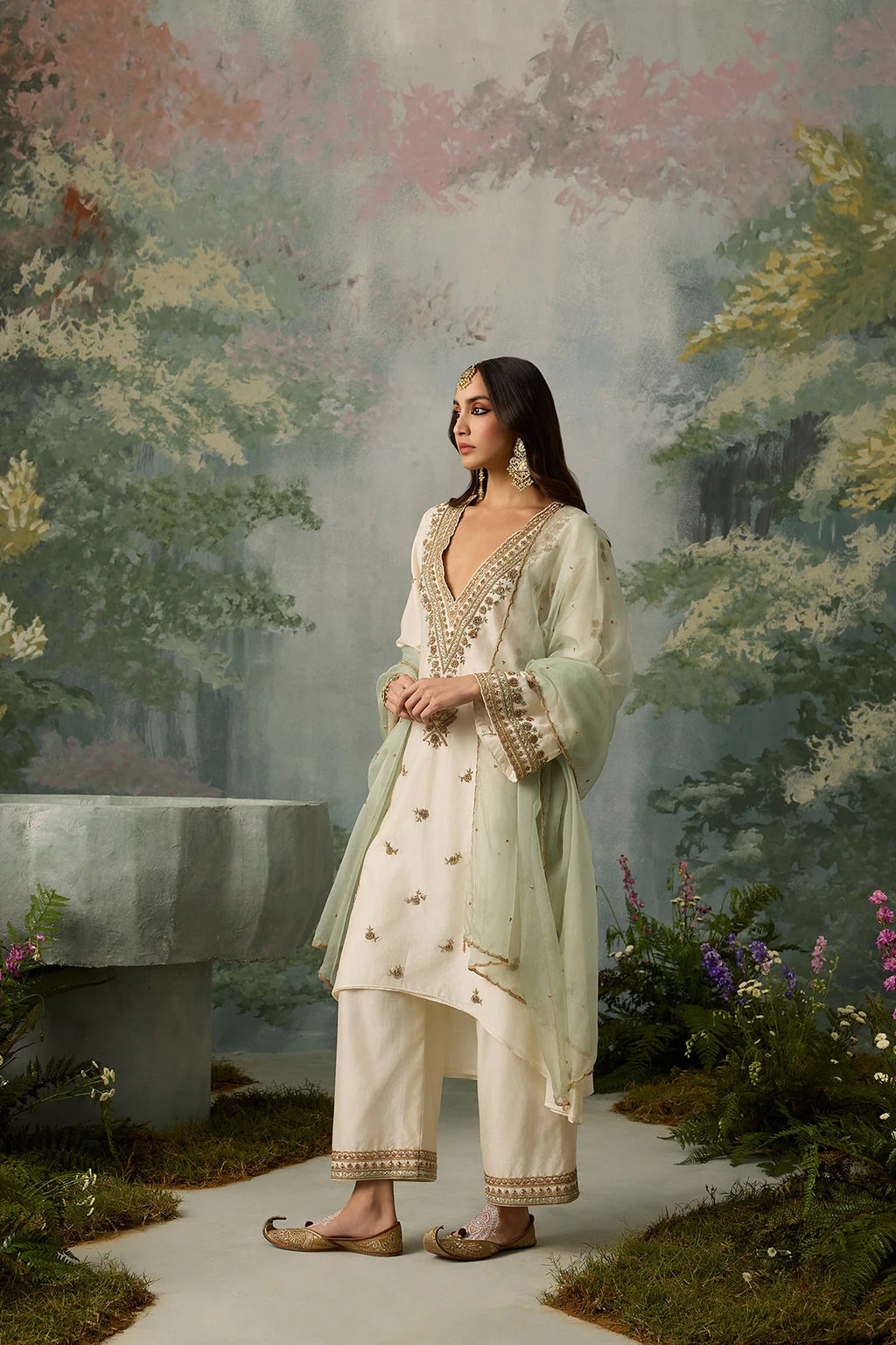 maira-elegant-side-drape-of-premium-organza-dupatta-with-hand-embroidered-accents-ayra