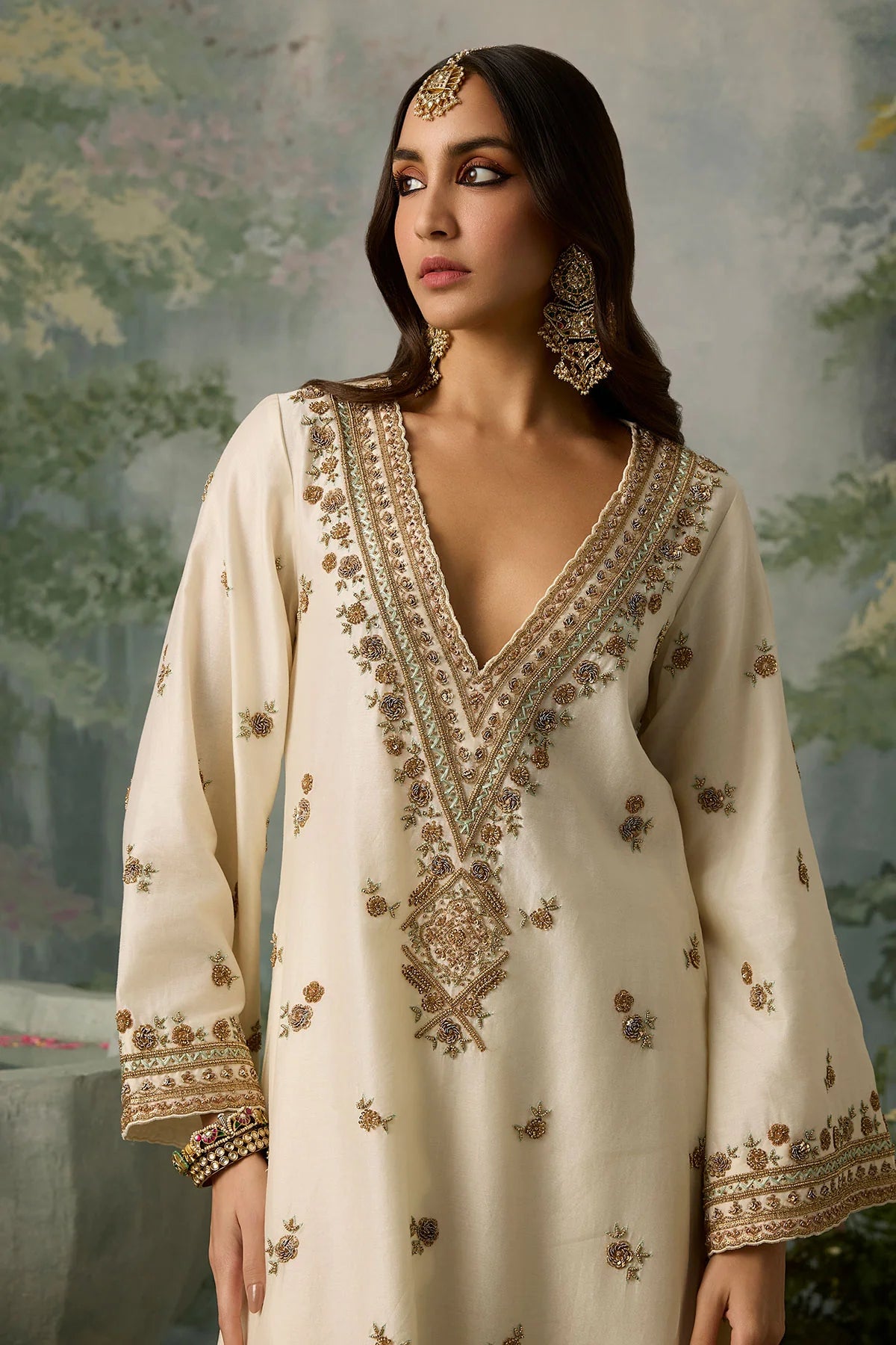 maira-hand-crafted-aari-threadwork-and-bead-details-on-plunging-mughal-neckline-ayra